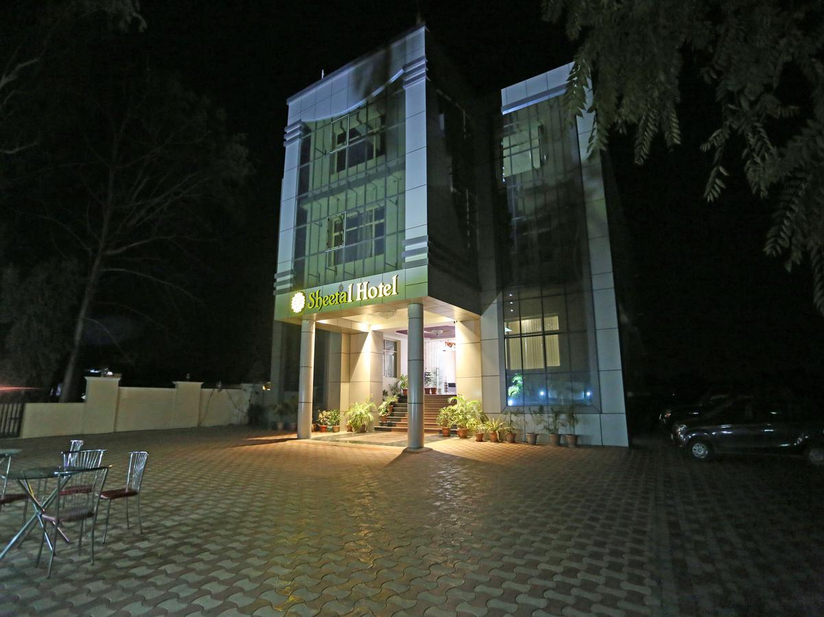 Oyo 4635 Sheetal Hotel Халдвани Экстерьер фото