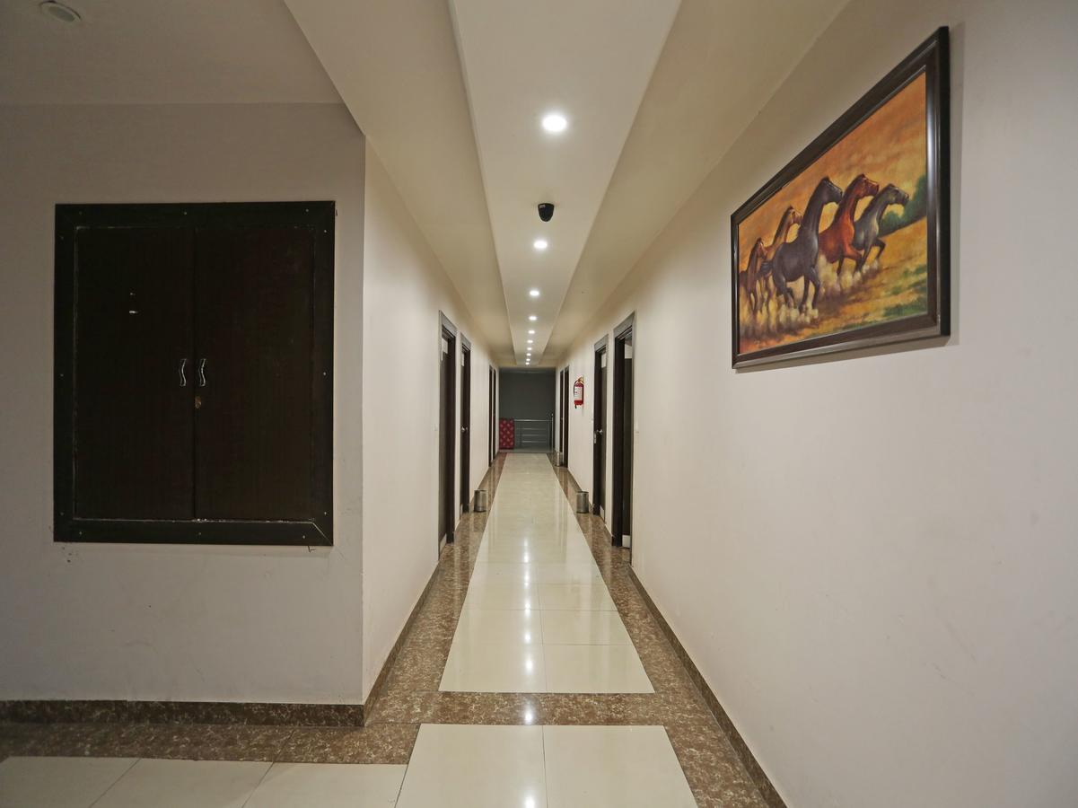 Oyo 4635 Sheetal Hotel Халдвани Экстерьер фото